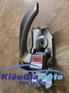 banphutungoto.vn-TAY MỞ CỬA TRƯỚC PHẢI HYUNDAI 13 TẤN HD210-8262026000S4-5