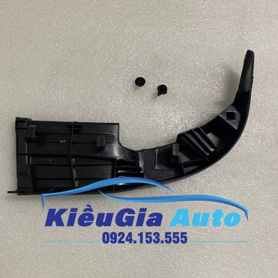 Ốp nhựa trên ba đờ sốc sau Toyota Hilux 2015-2020 1 Ốp nhựa trên ba đờ sốc sau Toyota Hilux 2015-2020